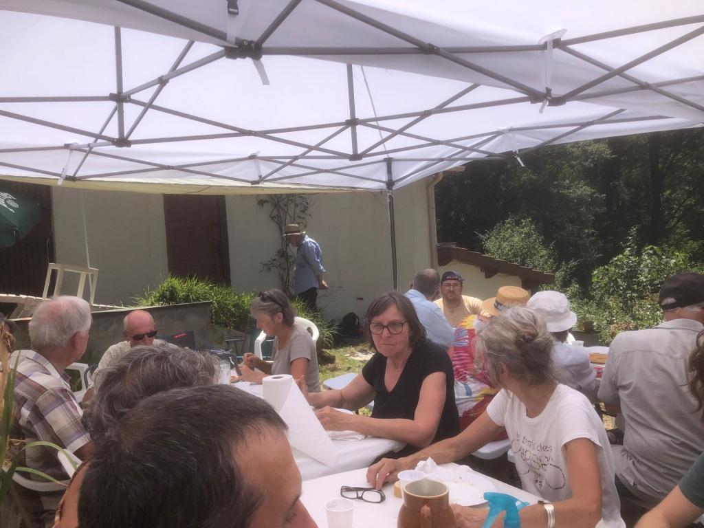 le repas partagé sous une chaleur étoufante